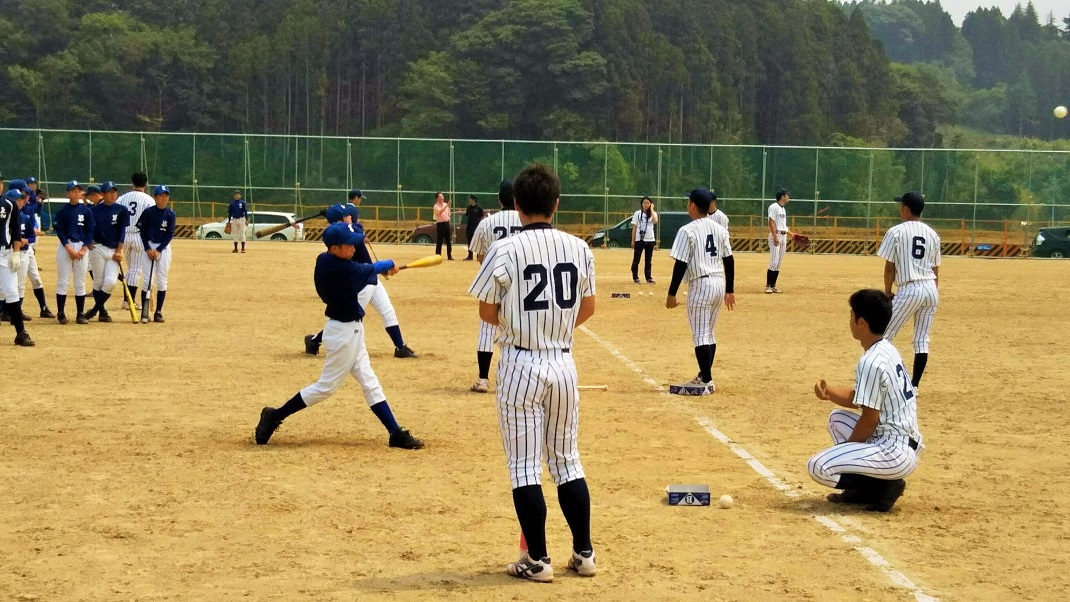 中学球児にバッティングを指導