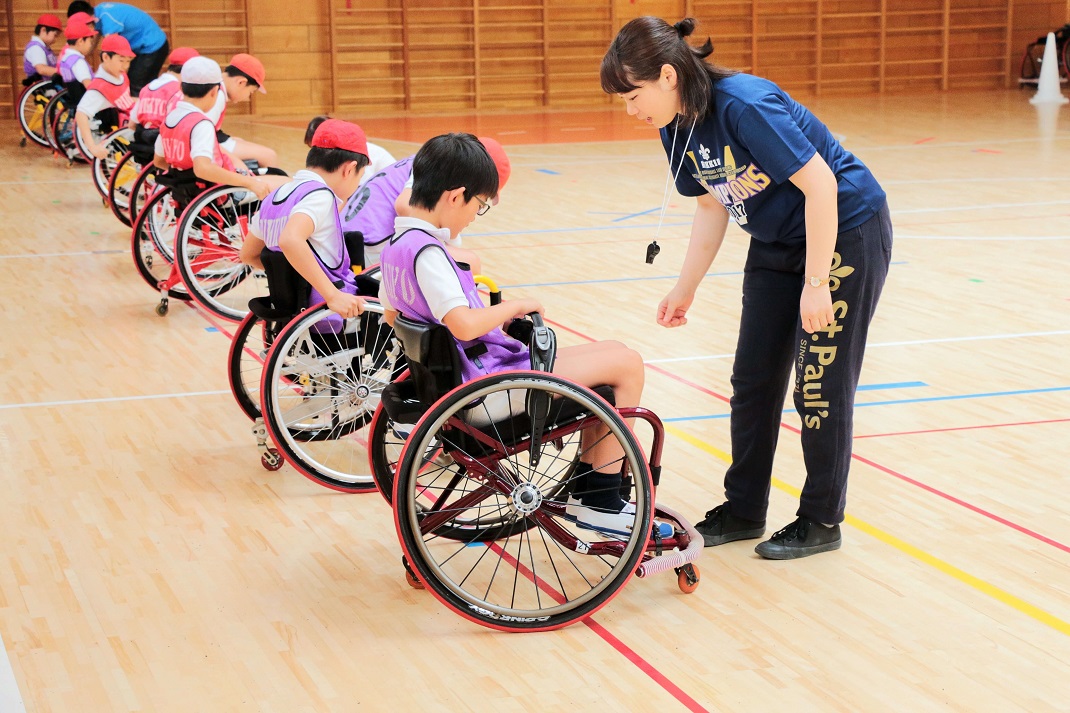 オリパラ支援研究会の学生が児童をサポート